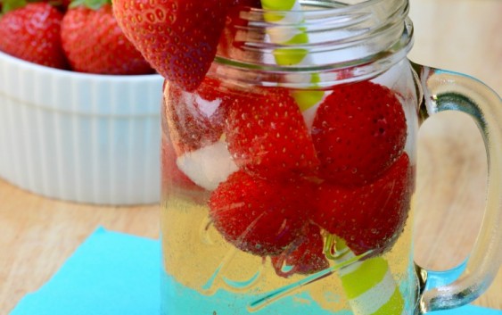 Strawberrry Moscato Spritzer